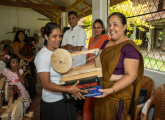 පහන්තිර නිෂ්පාදනයට අදාළ උපකරණ ලබාදීම
